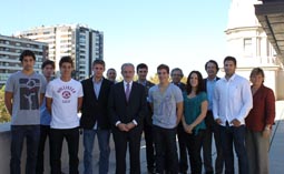 El rector, amb els i les estudiants les Olimpíades Universitàries d'Estiu.